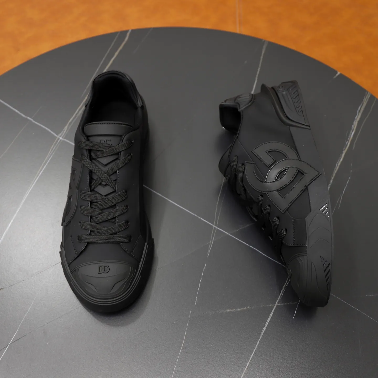Ex-factory price: 600💰••New products••Dolce&Gabbana••DG✔️High-end men's sports•casual shoes. Original goods from top counters. Original imported multiple material splicing design ➕Original outsole.  Size: 38-44 (45, 46 customized)
